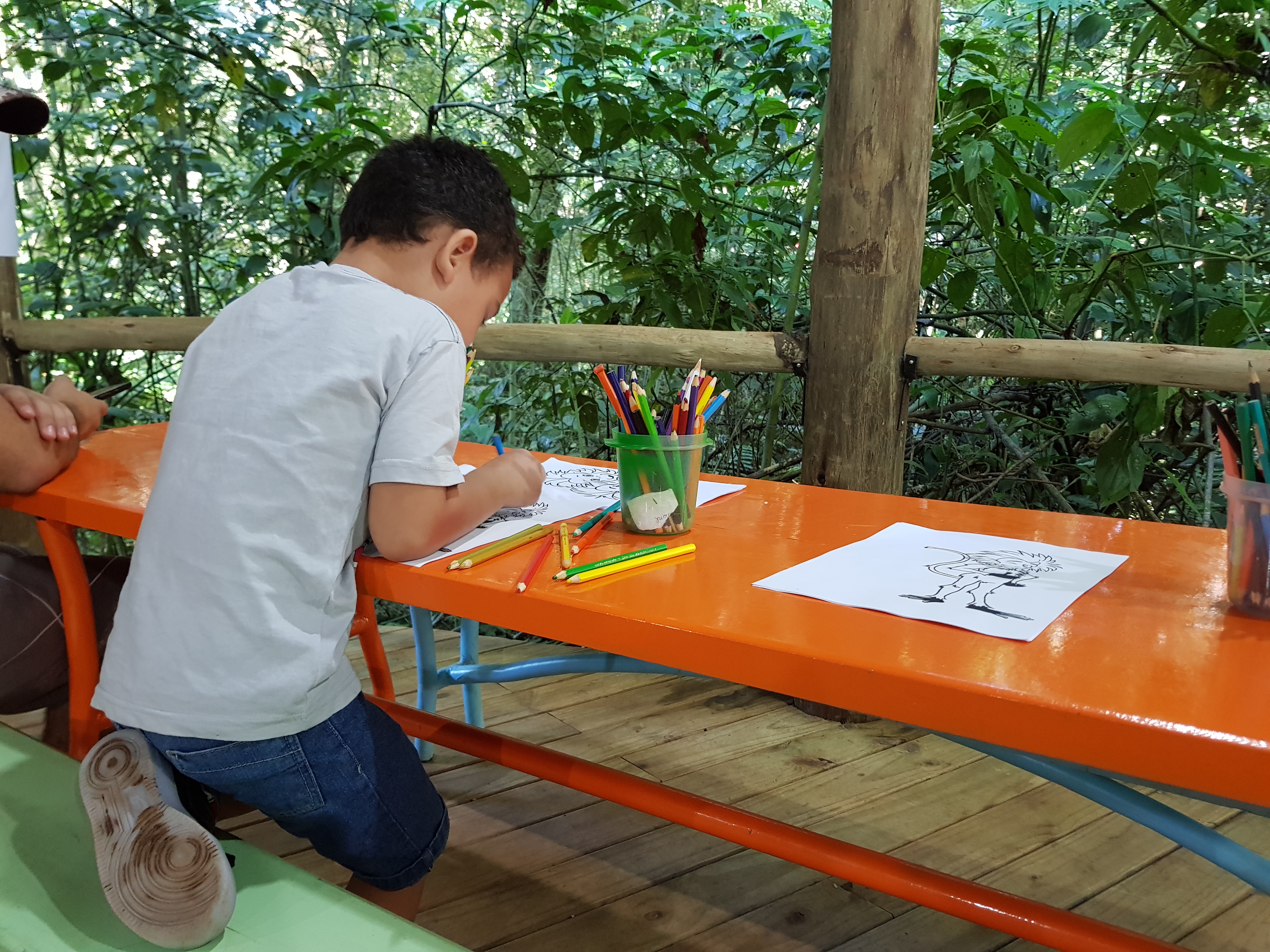 criança pintando