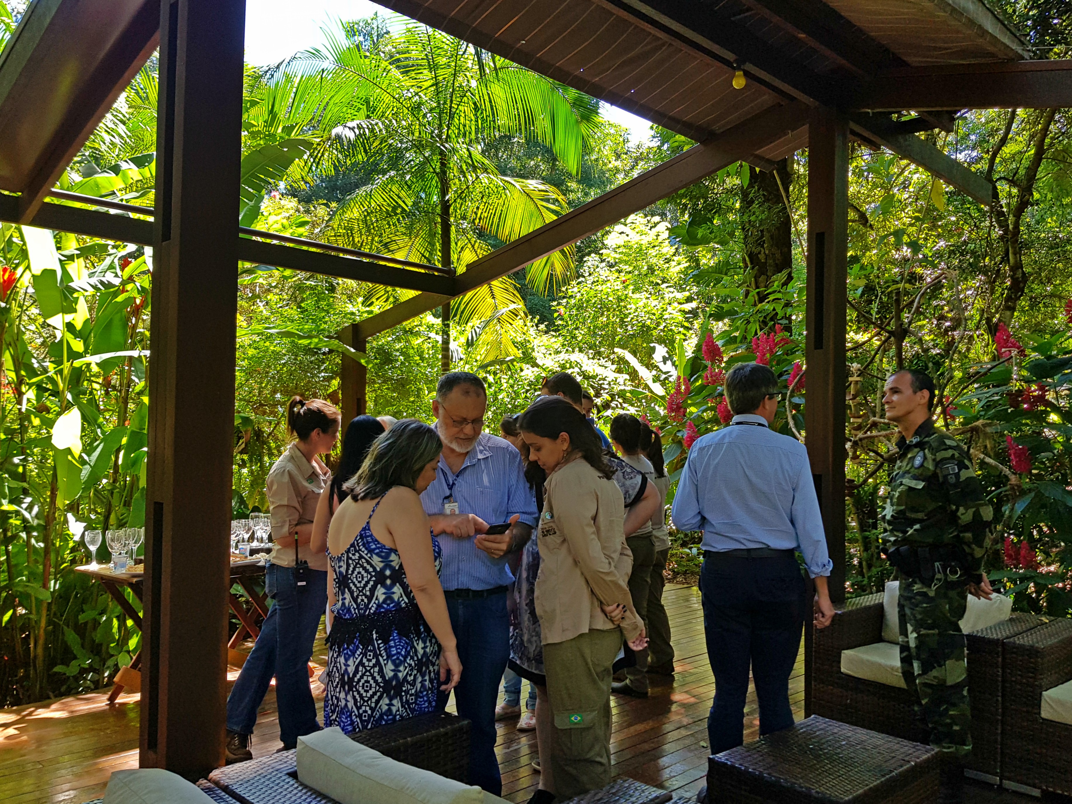 Representantes do Parque das Aves, SEMA e IAP reúnem-se em um ambiente cercado por paisagens para discutir a revisão da lista vermelha de aves ameaçadas do Paraná.