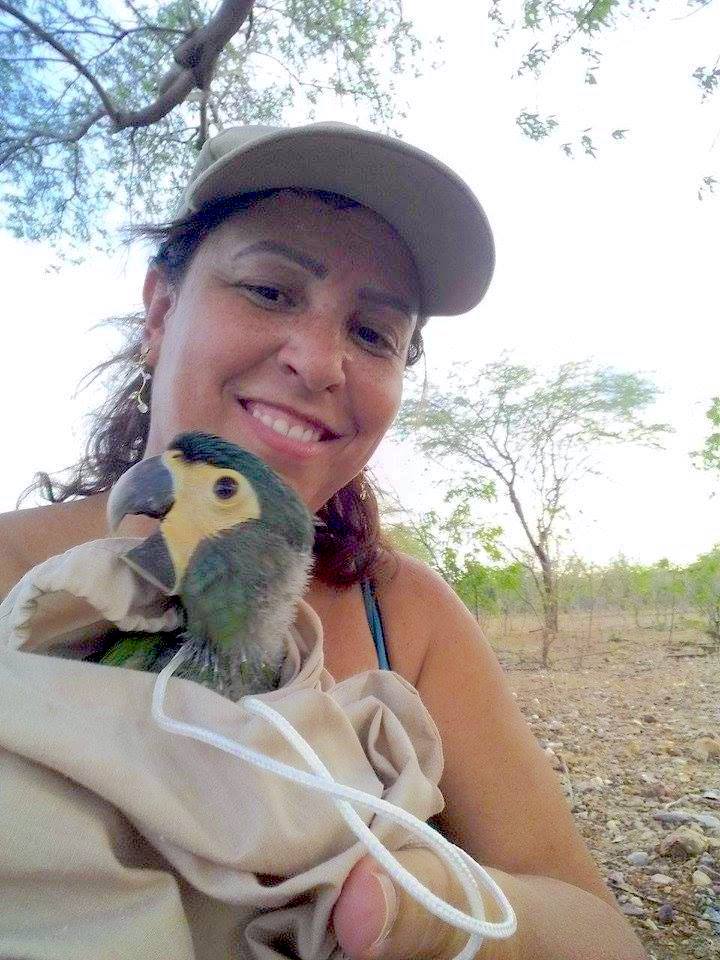 A diretora técnica do Parque das Aves, Yara Barros, e um filhote de maracanã