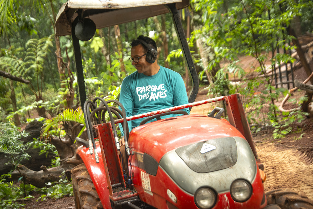 jorge-transporta-concreto-para-o-viveiro-cecropia-em-trator