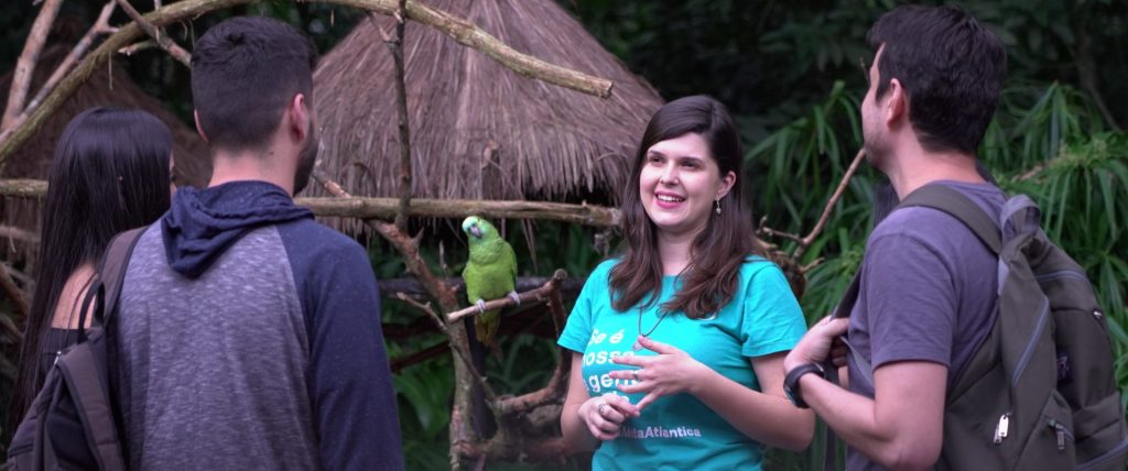 Mediadora de trilha conversando com visitantes no Parque das Aves - Foz do Iguaçu, Brasil