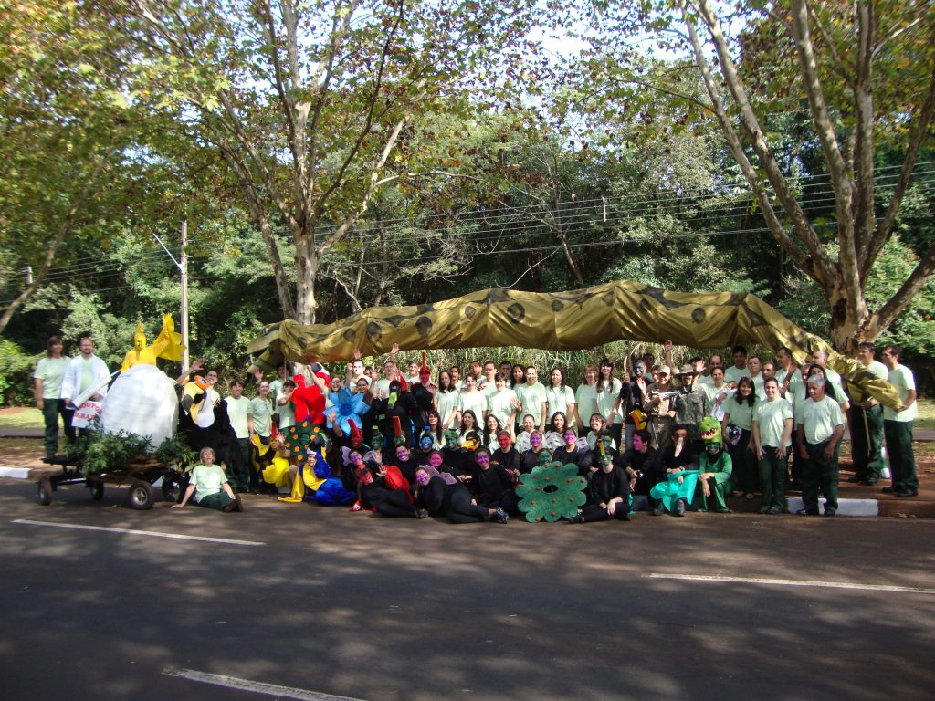 Equipe do Parque das Aves na avenida Paraná para o desfile de aniversário da cidade