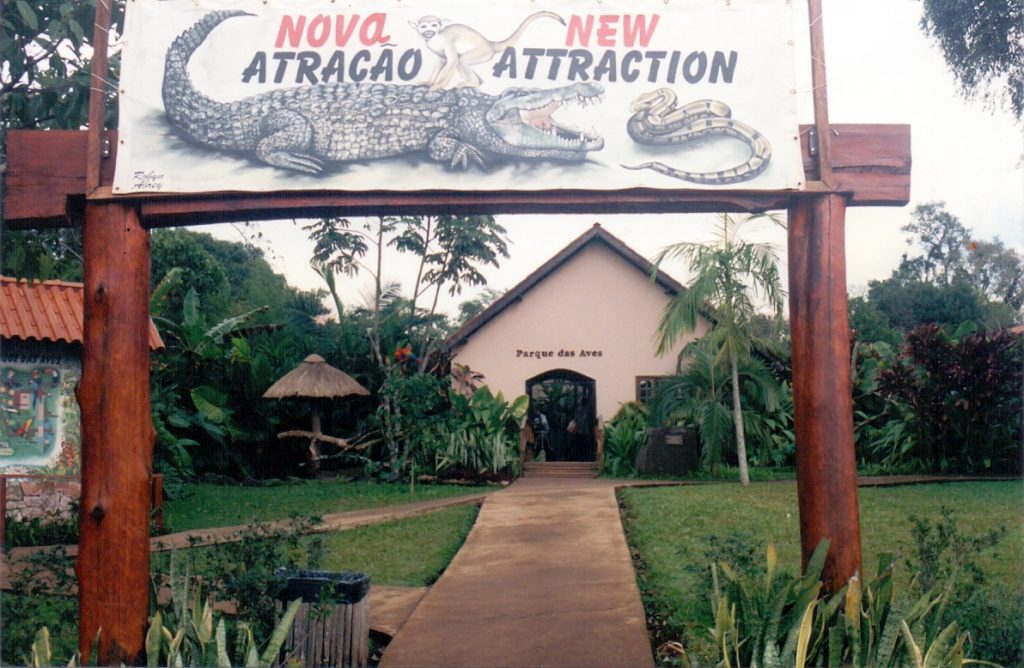 Frente do Parque das Aves com uma placa comunicando a nova atração