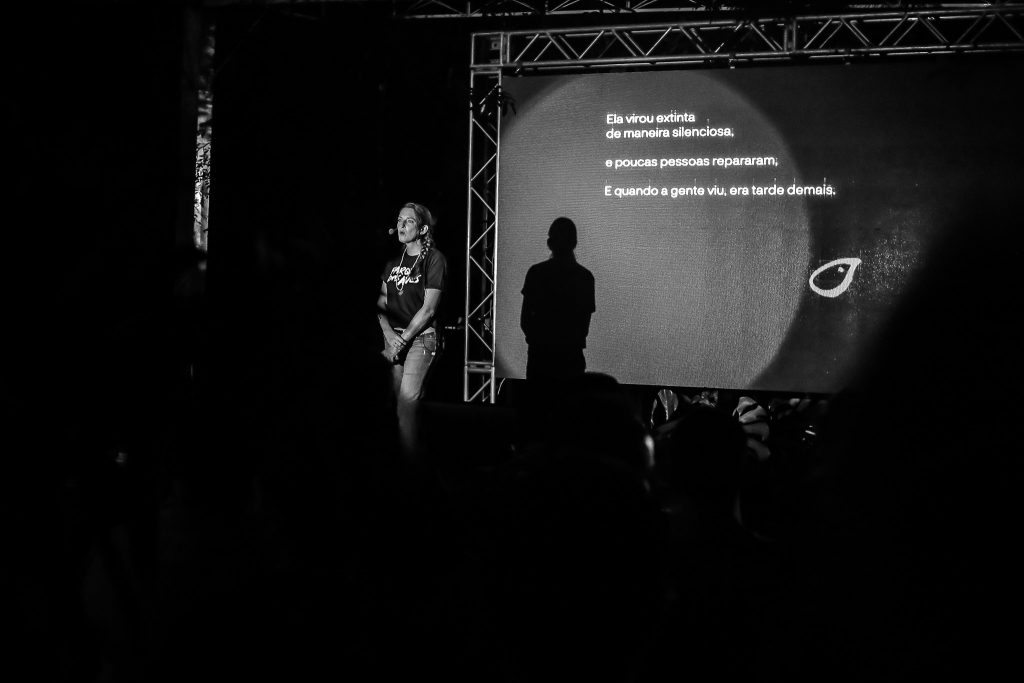 Diretora geral do Parque, Carmel Croukamp, durante o lançamento do novo branding do Parque das Aves.