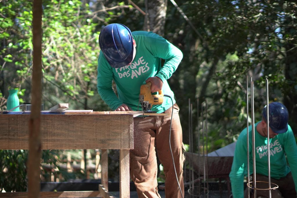 colaboradores-do-Parque-das-Aves-na-construção-do-Viveiro-Cecropia