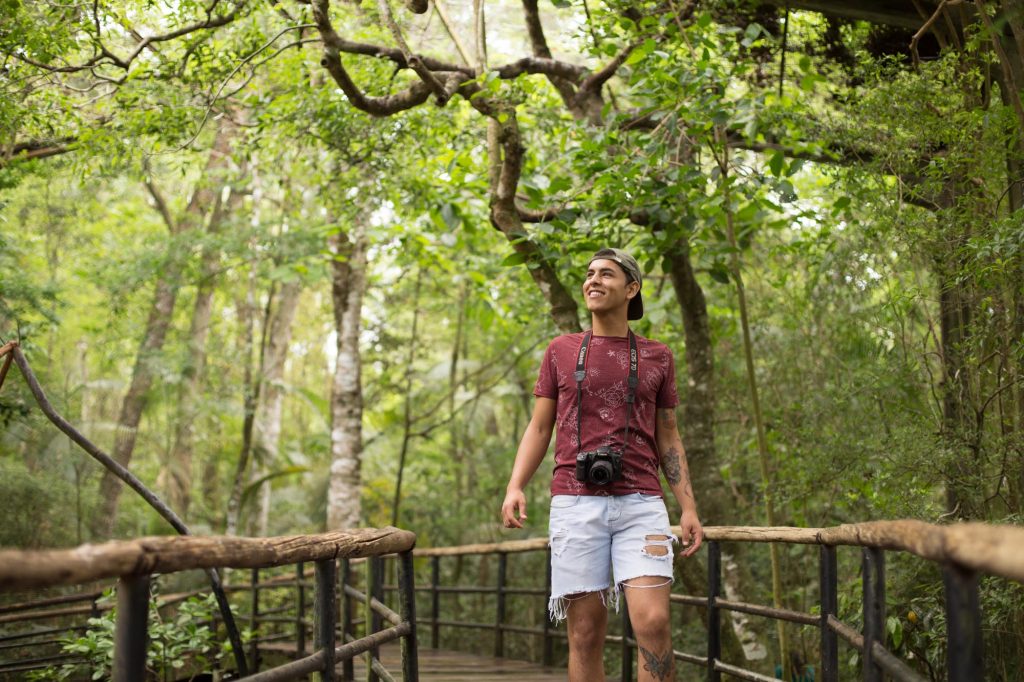 Foto de um visitante admirando a natureza no Viveiro Aves de Rios e Mangues