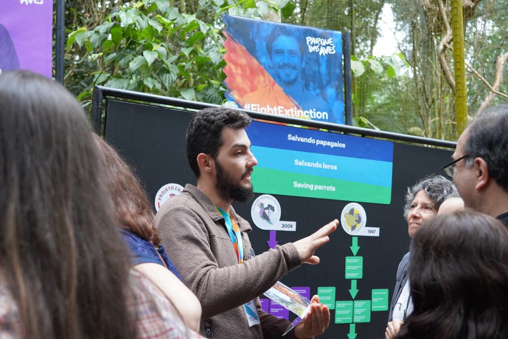 Educador ambiental explicando sobre papagaios
