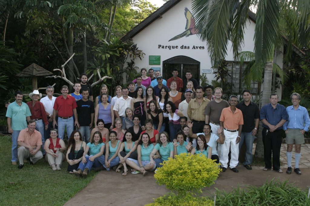 Equipe do Parque das Aves em frente a entrada 