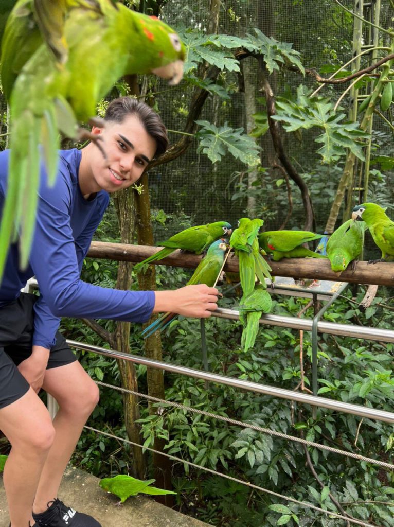 alimentação-dos-periquitos-no-parque-das-aves