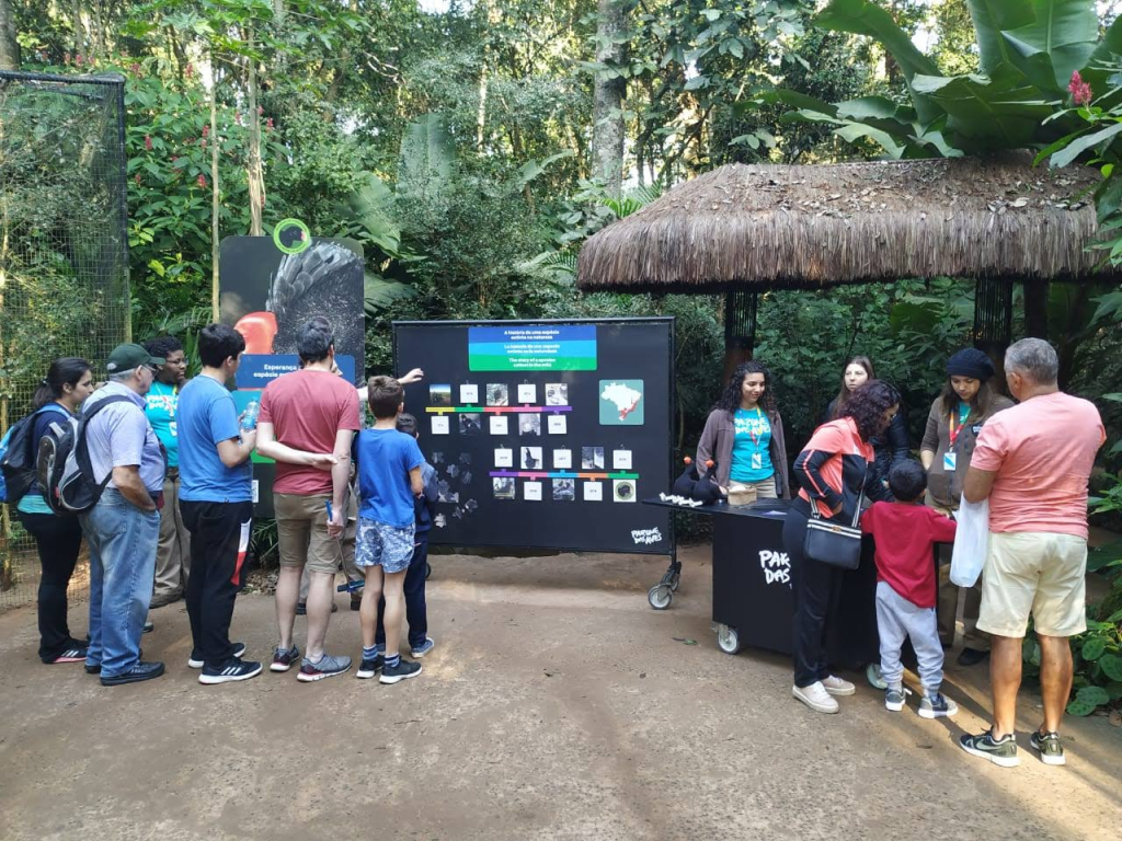 Visitantes em uma exposição da Educação Ambiental no Parque das Aves