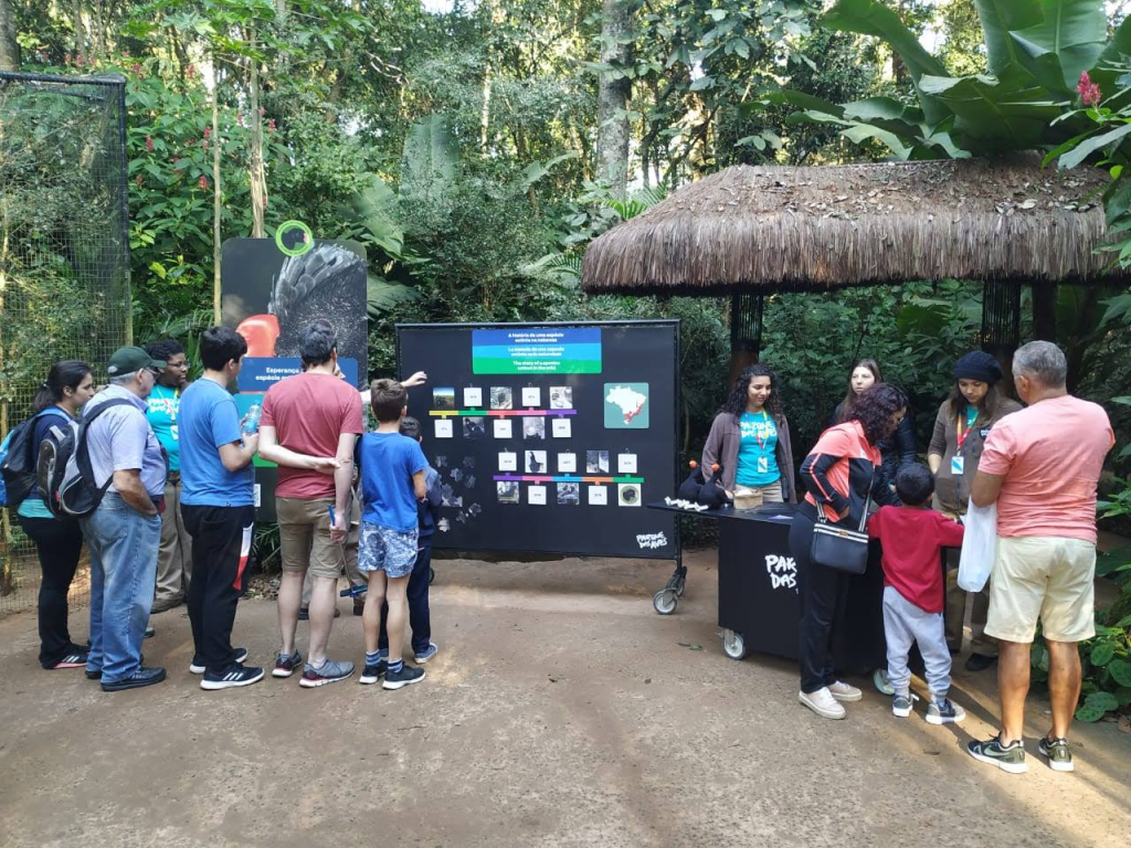 Visitantes em uma exposição da Educação Ambiental no Parque das Aves.