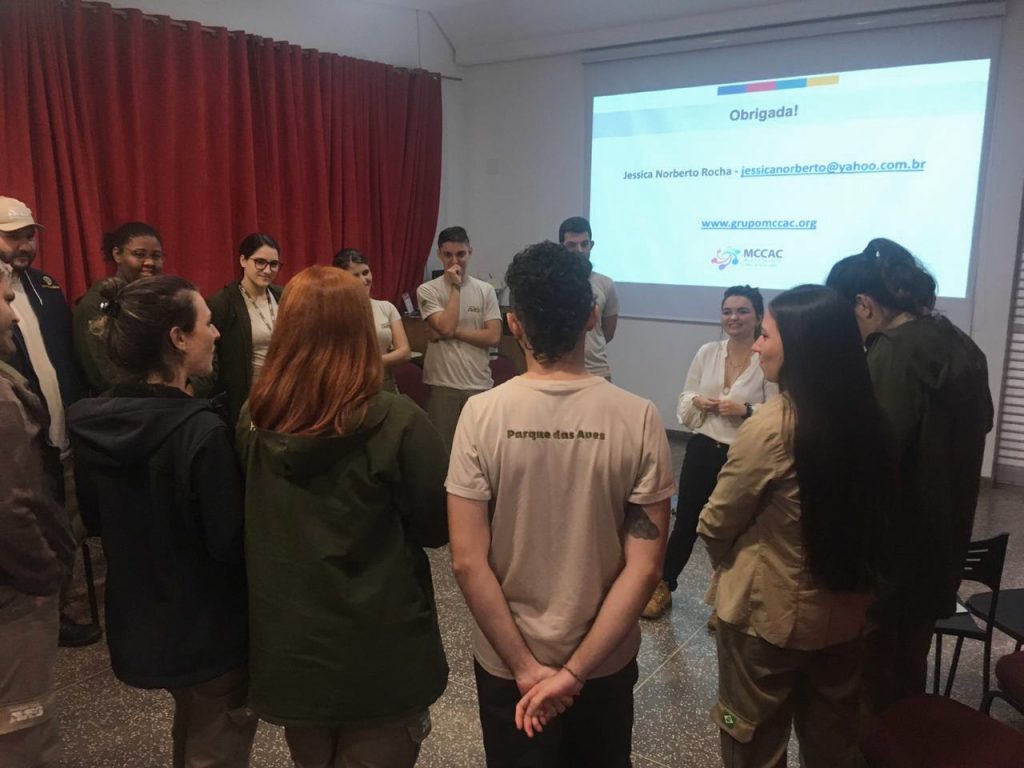 Equipe de Educação Ambiental em círculo, durante um treinamento no Parque das Aves