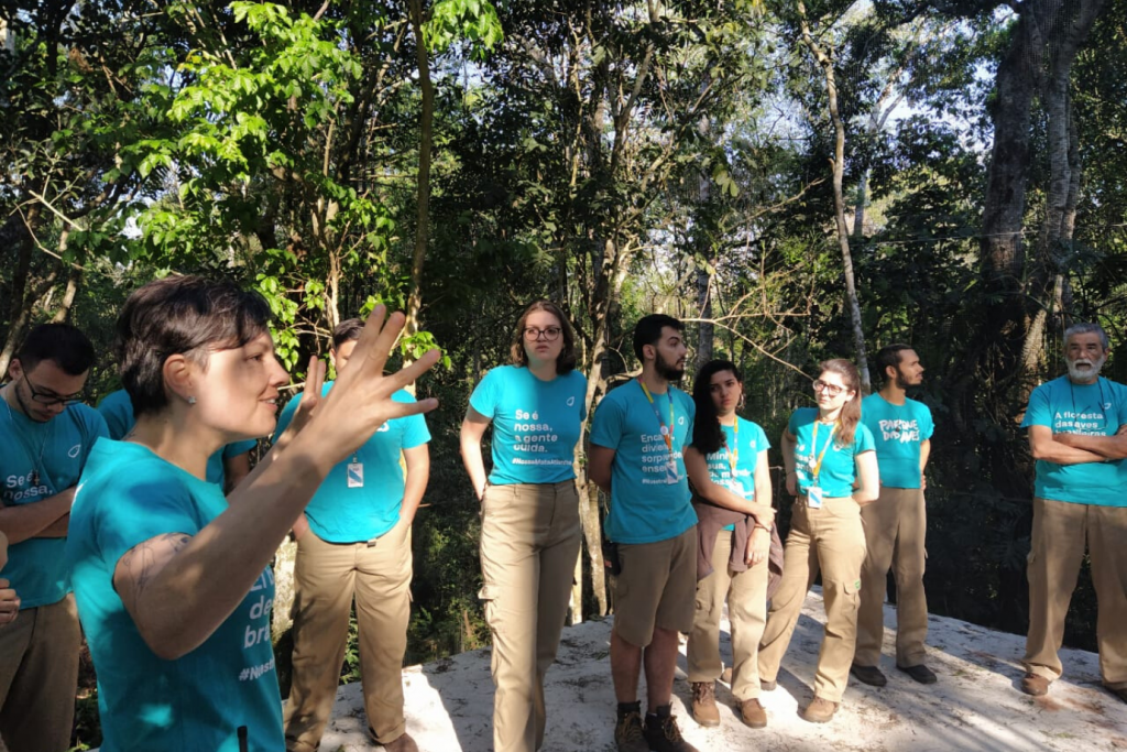 Equipe de Educação Ambiental assistindo uma apresentação no Viveiro Cecropia