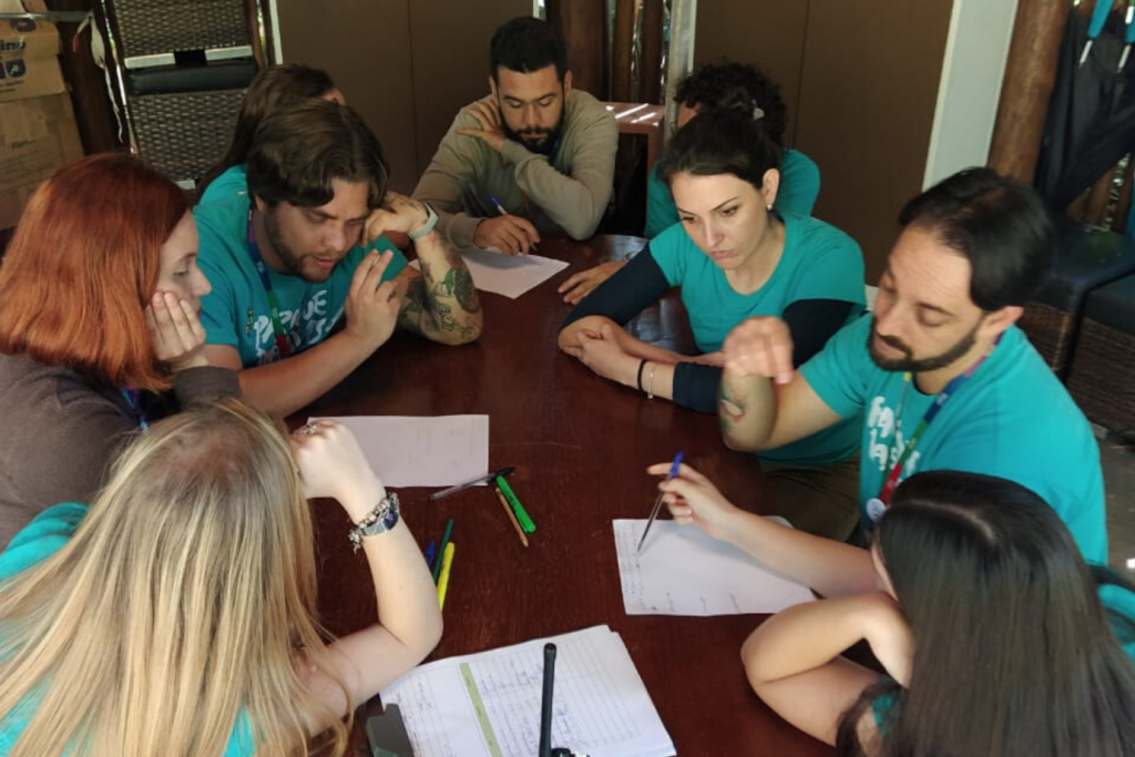 Equipe de mediadores ambientais sentados, em reunião