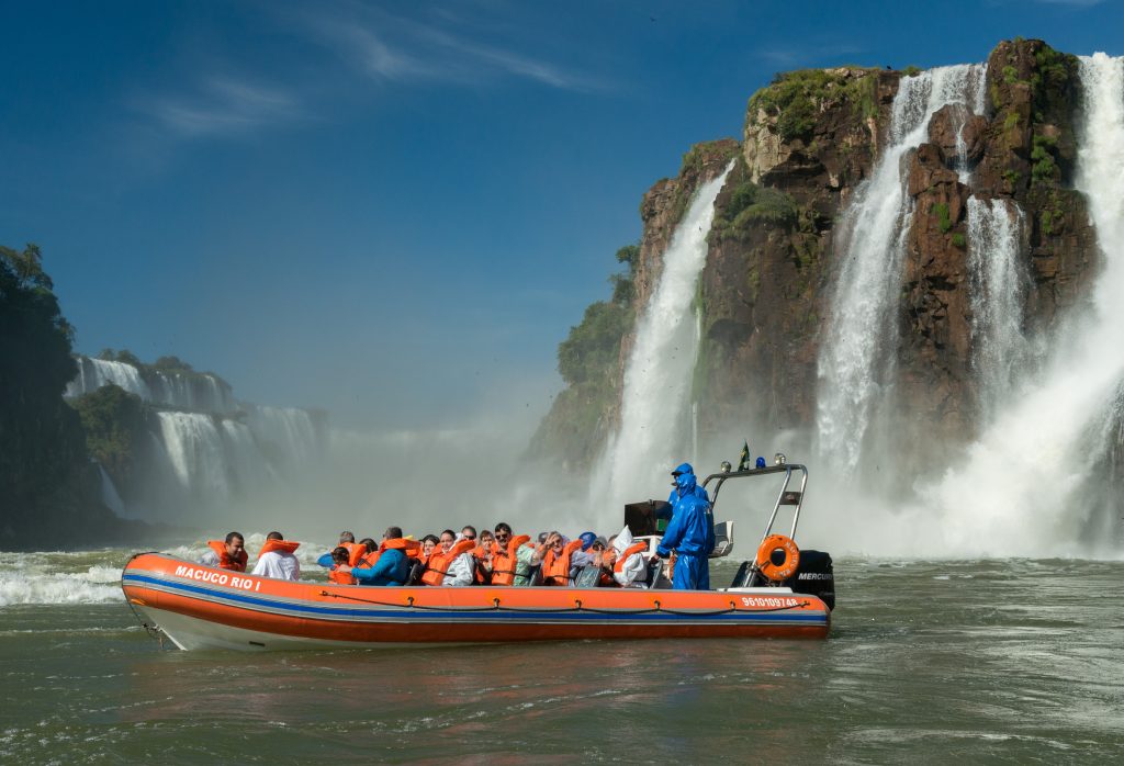 Turistas fazendo o passeio Macuco Safari