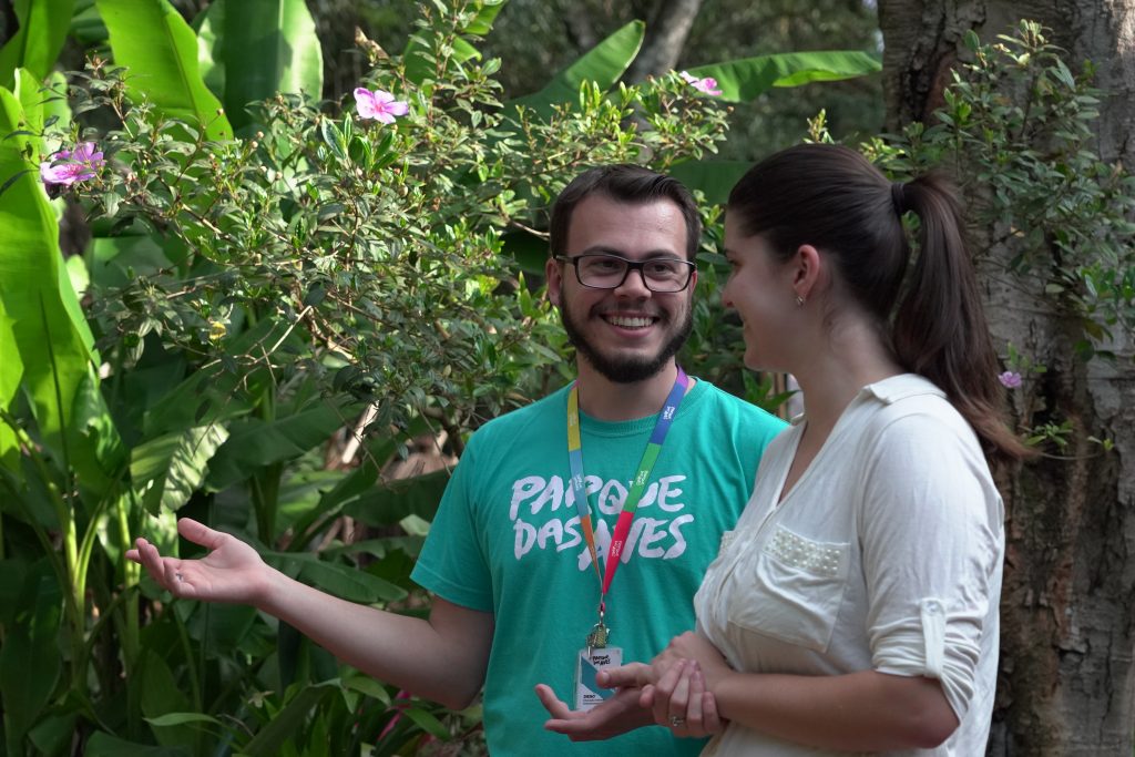 Mediador ambiental do Parque das Aves conversando com uma visitante