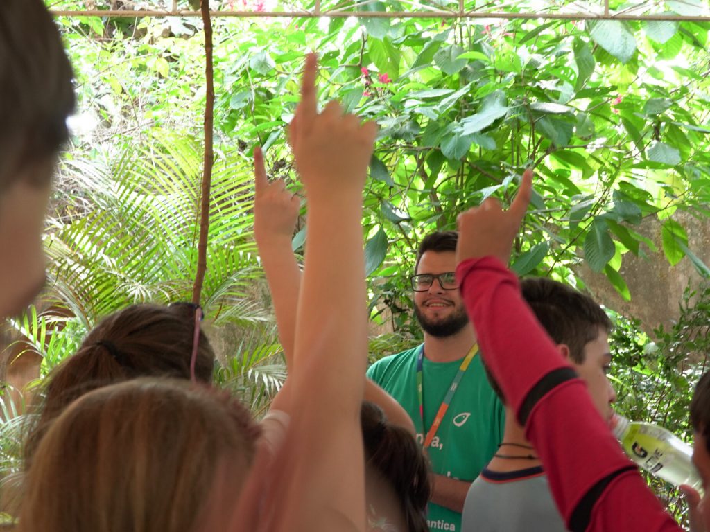 Mediador de trilha com crianças no Parque das Aves