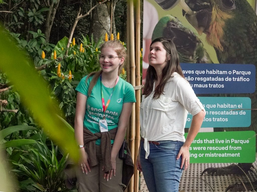 Educador Ambiental do Parque das Aves ao lado de uma visitante