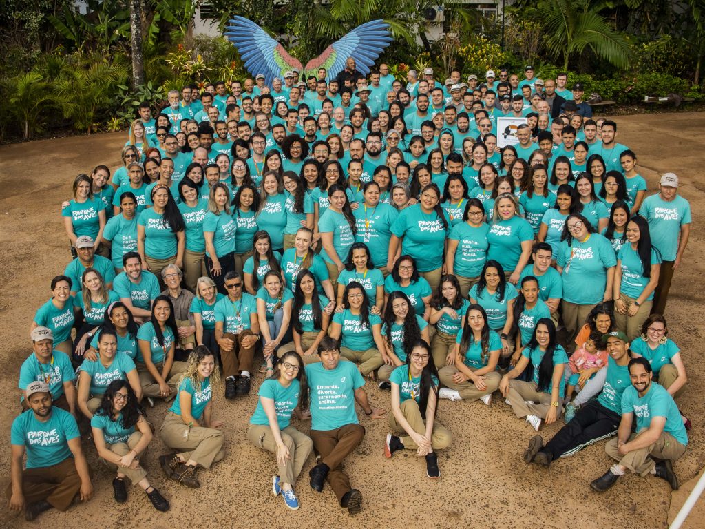 Colaboradores do Parque das Aves reunidos em frente ao atrativo