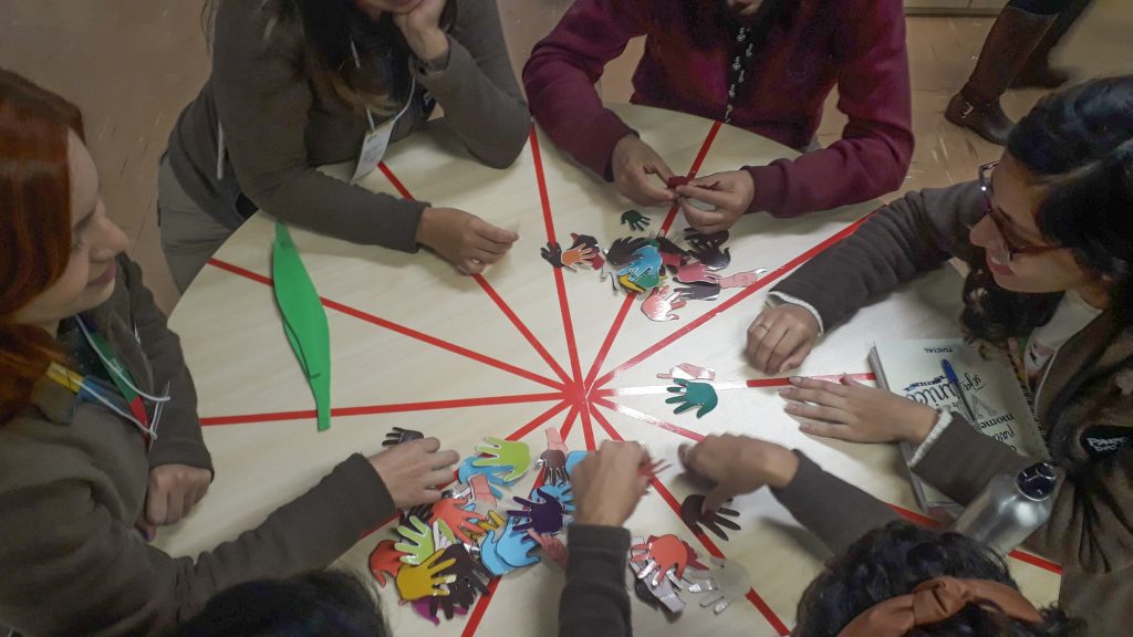 Mediadores ambientais e educadores realizando uma atividade