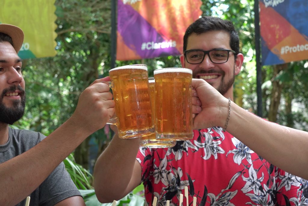 Pessoas brindando em restaurante