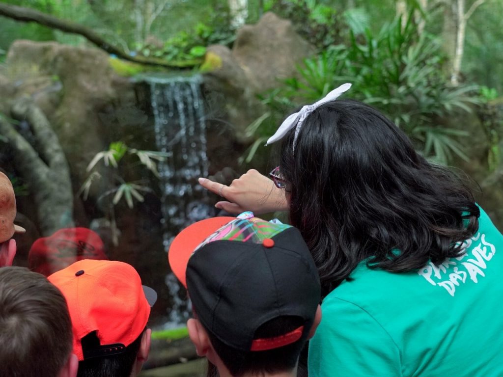 Educador Ambiental do Parque das Aves com alunos em frente as sucuris 