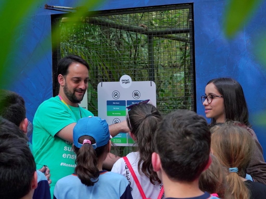 Monitor do Parque das Aves conversando com um grupo de crianças 