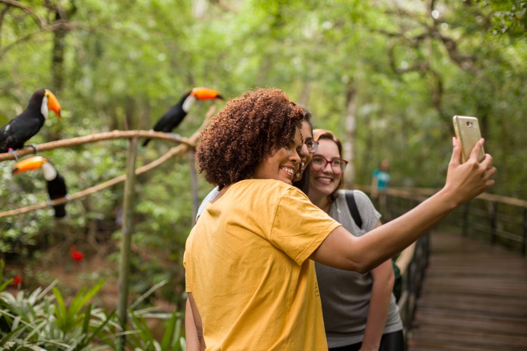 Amigas tirando selfie no Parque das Aves