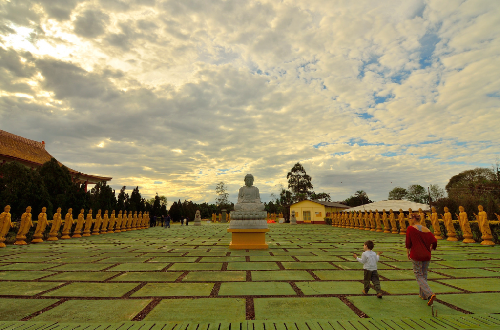 Mãe e filho correndo no Templo Budista Chen Tien