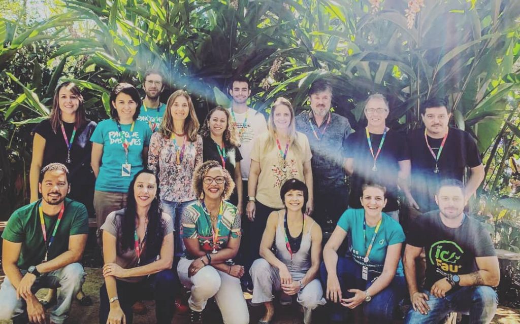 grupo de pessoas com fundo verde