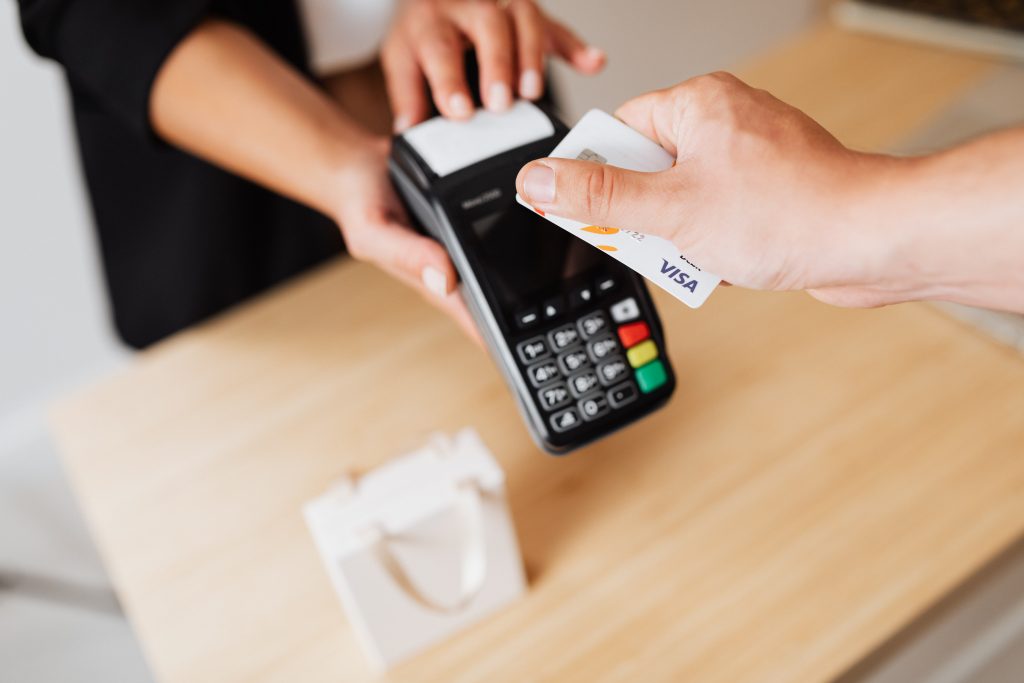 Comprar menos e cuidar melhor dos nossos itens pessoais, evitando reposições frequentes, ajuda a proteger as florestas.