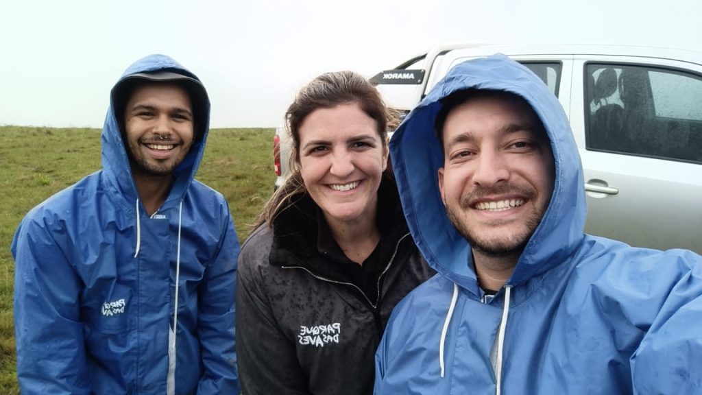 Equipe do Parque das Aves em Água Doce, Santa Catarina, para encontrar as pererecas