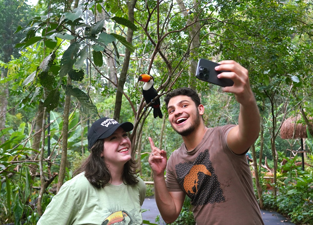 Visitantes tirando foto com tucano-toco