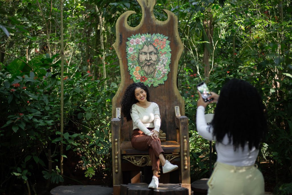 A foto no trono é indispensável para fazer uma pausa estilosa no Bistrô da Mata.