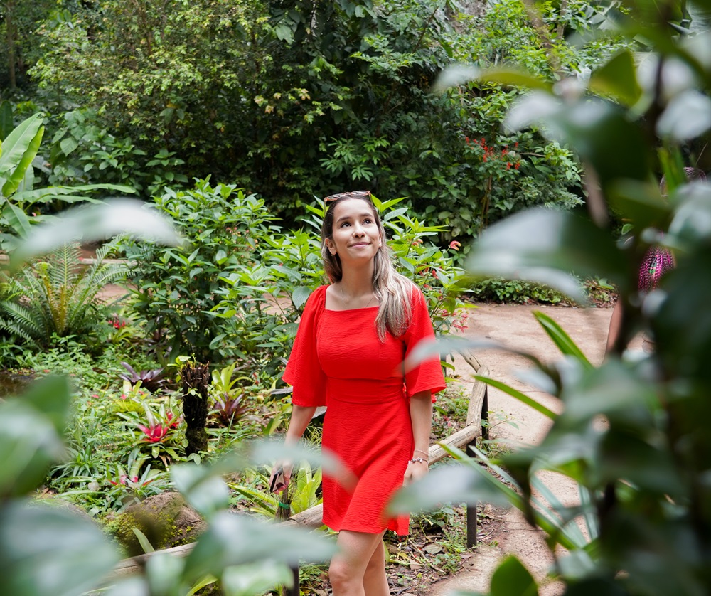 Mulher passeando em trilha e observando a natureza