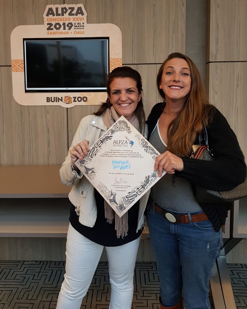 Paloma Bosso, diretora técnica, e Carmel Croukamp, sócia-proprietária, recebendo a certificação Alpza em 2019.