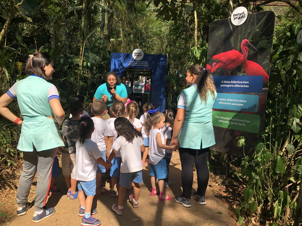 Crianças visitando o Parque das Aves