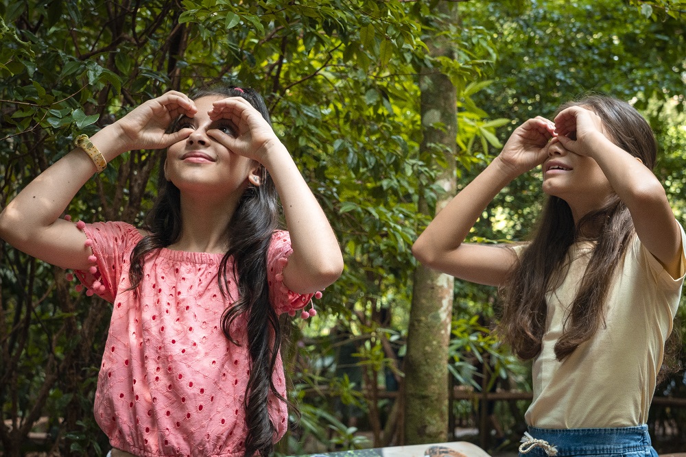 Crianças observando aves no Viveiro Os Pequenos Marrons