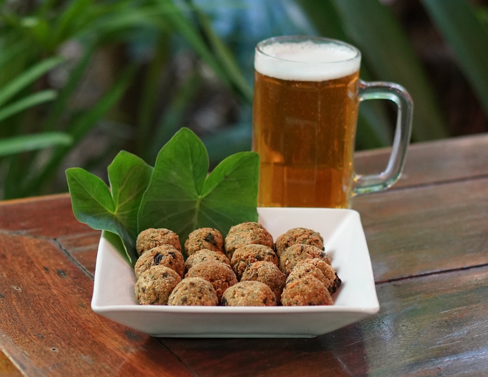 Bolinho de taioba com chopp, combo encontrado no Restaurante Sabores da Floresta