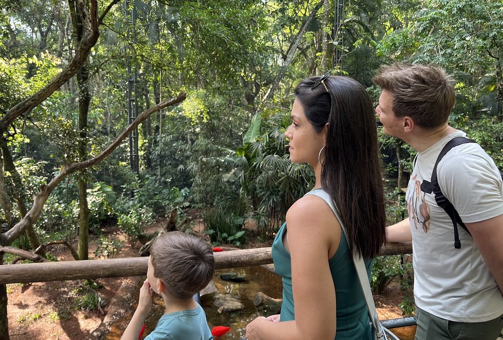 Michel Teló, Thais Fersoza e Família Visitam o Parque das Aves, em Foz do Iguaçu