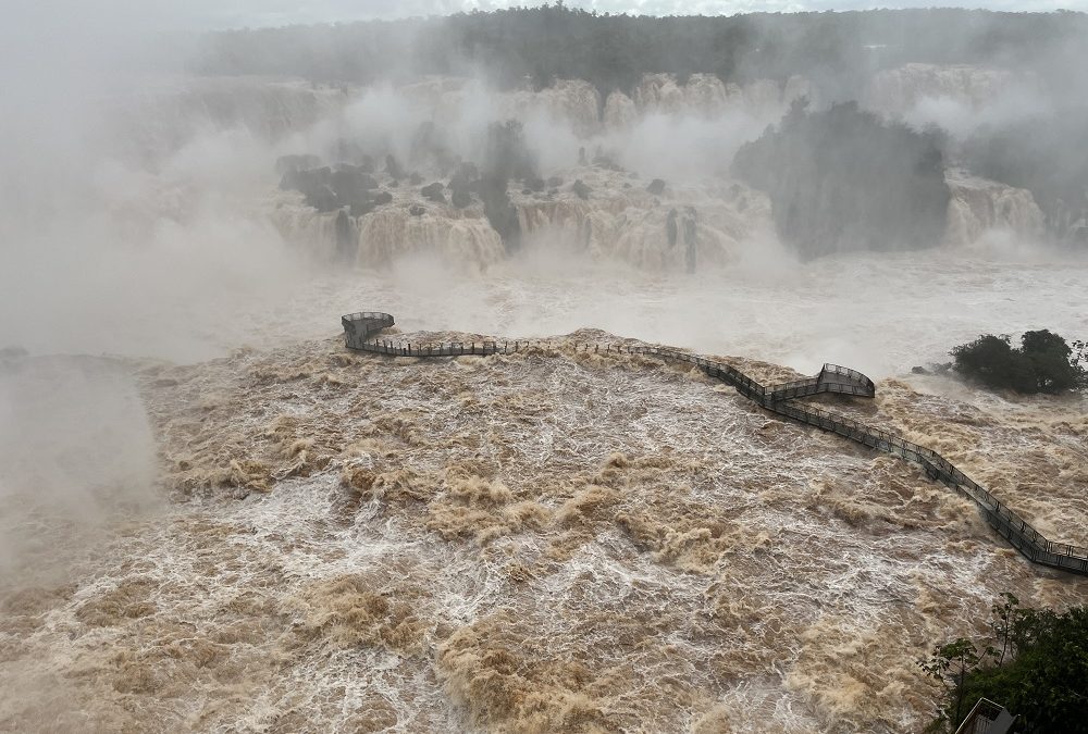 Parque das Aves celebrando Cataratas Day com vazão histórica das Cataratas do Iguaçu