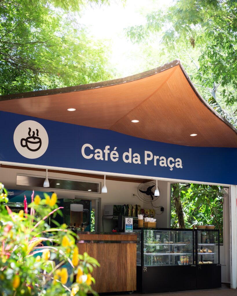 O Café da Praça é o ponto de encontro ideal no Parque das Aves para um lanche delicioso em meio à natureza.