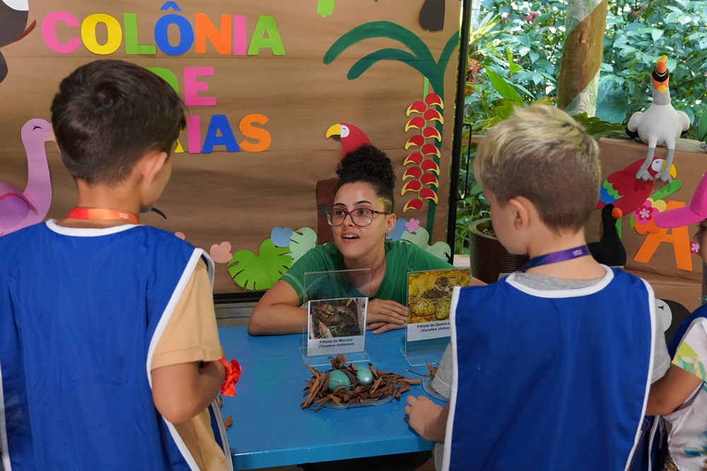 Educadora do Parque das Aves apresenta informações sobre a fauna e flora da Mata Atlântica para crianças durante a Colônia de Férias.