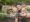 Homem sorridente tirando selfie com um tucano em um viveiro do Parque das Aves.