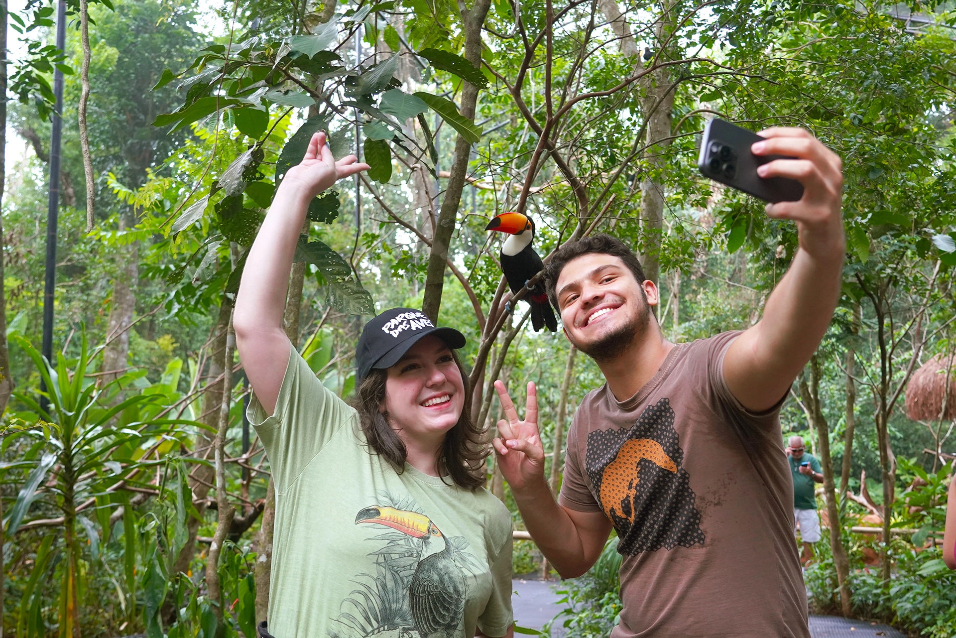 visitantes tirando foto com tucano-toco no Parque das Aves