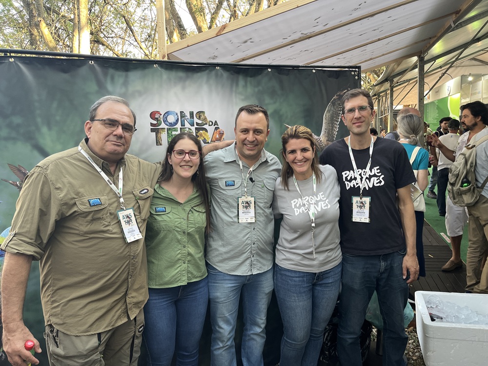 Representantes do Parque das Aves ao lado de parceiros no espaço Sons da Terra do Avistar 2024.