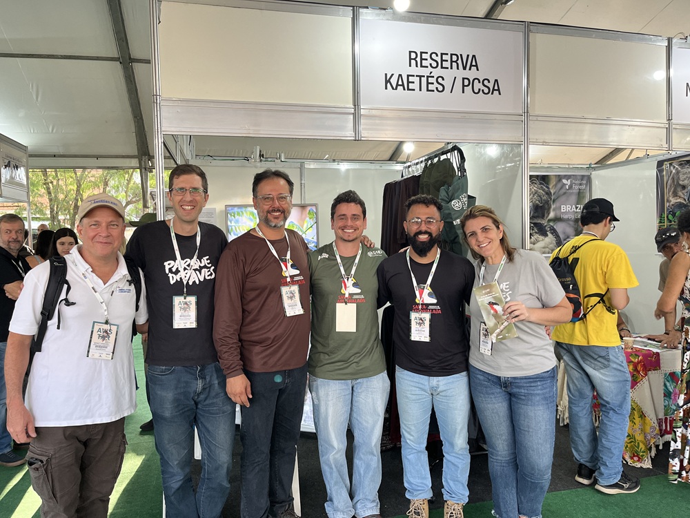 Representantes do Parque das Aves e parceiros da conservação reunidos no estande da Reserva Kaetés/PCSA durante o Avistar.