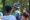 Educadora do Parque das Aves conversa com grupo de crianças na entrada de um viveiro, durante a Colônia de Férias 2024.