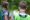 Duas crianças observam cartela com imagens de borboletas durante atividade no Parque das Aves.