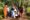 Grupo de mulheres posa para foto no Parque das Aves com silhueta de um participante ainda não revelado no centro da imagem.
